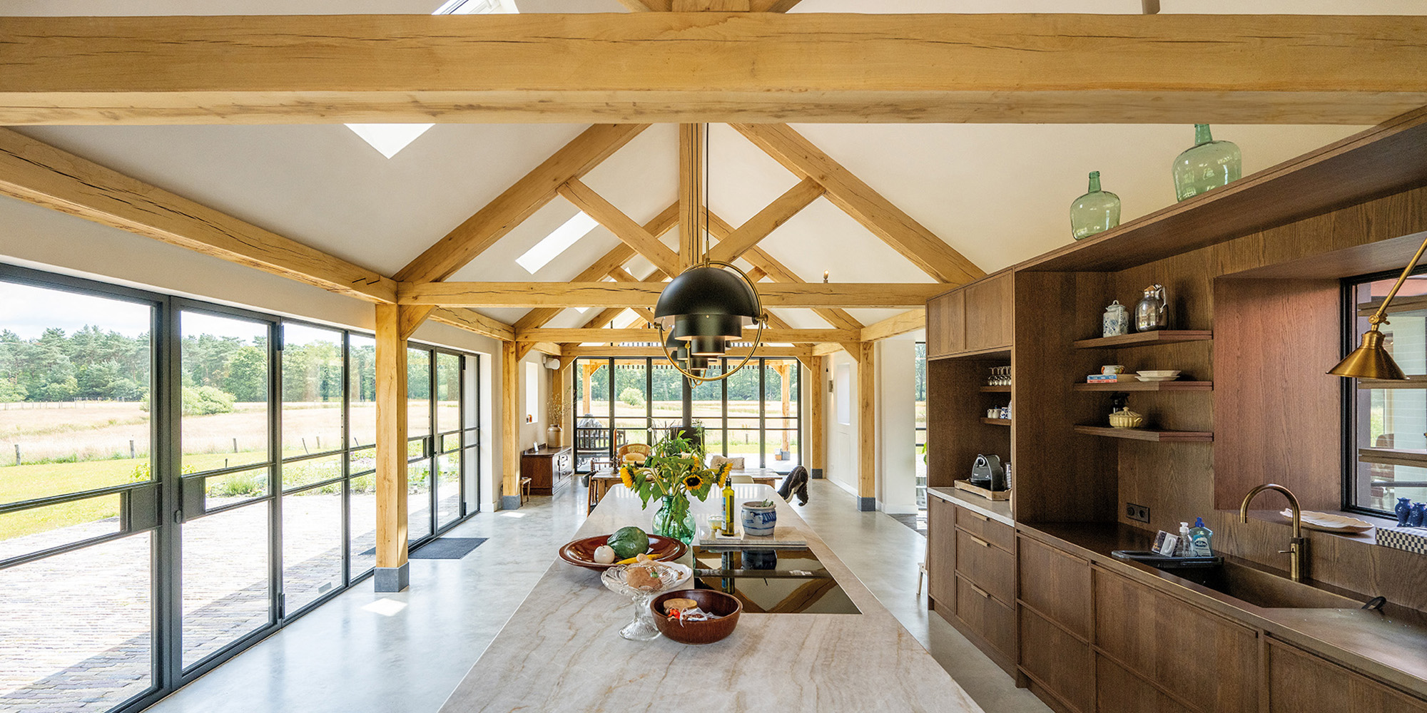 Sfeervolle houten gebintconstructie gerealiseerd door NOESK